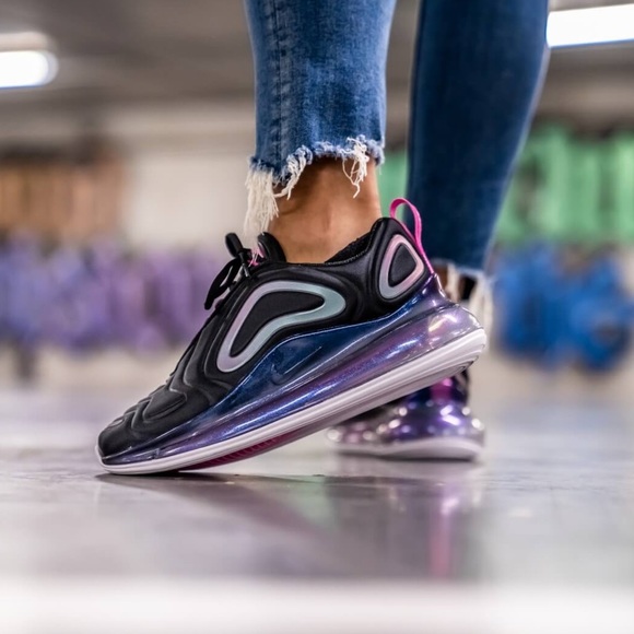 nike air max 720 black laser fuchsia